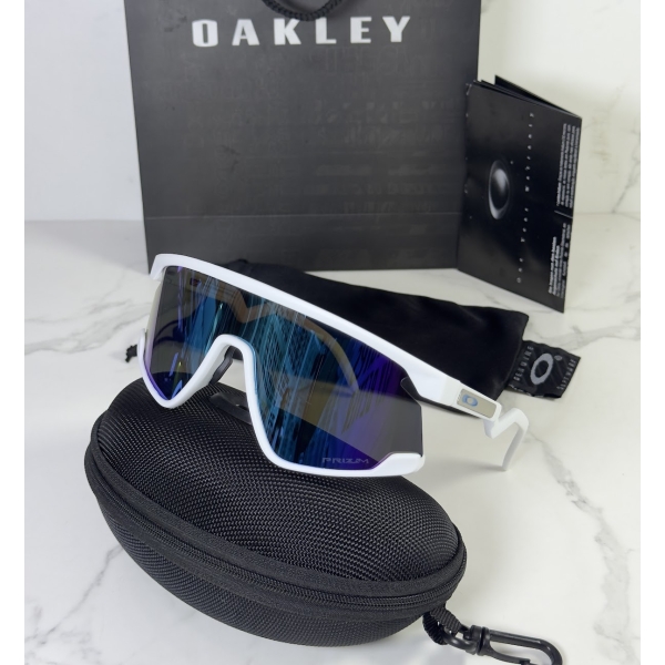 Lentes OAKLEY — Ref. LF-L235-0031 con el packaging mostrado en la fotografía