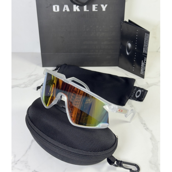 Lentes OAKLEY — Ref. LF-L235-0032 con el packaging mostrado en la fotografía