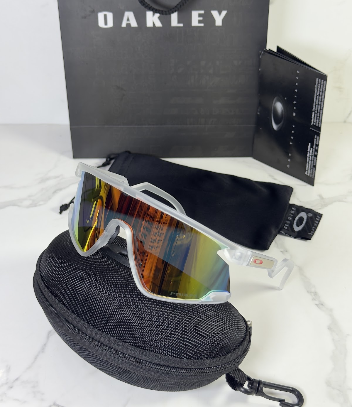 Lentes OAKLEY — Ref. LF-L235-0032 con el packaging mostrado en la fotografía