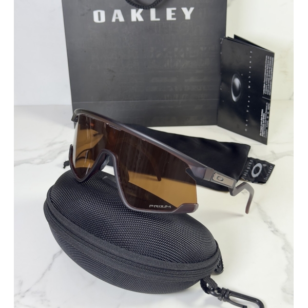 Lentes OAKLEY — Ref. LF-L235-0033 con el packaging mostrado en la fotografía