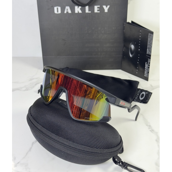 Lentes OAKLEY — Ref. LF-L235-0034 con el packaging mostrado en la fotografía