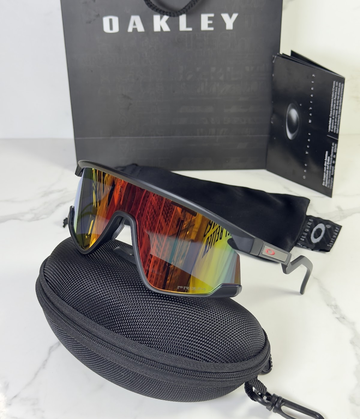 Lentes OAKLEY — Ref. LF-L235-0034 con el packaging mostrado en la fotografía