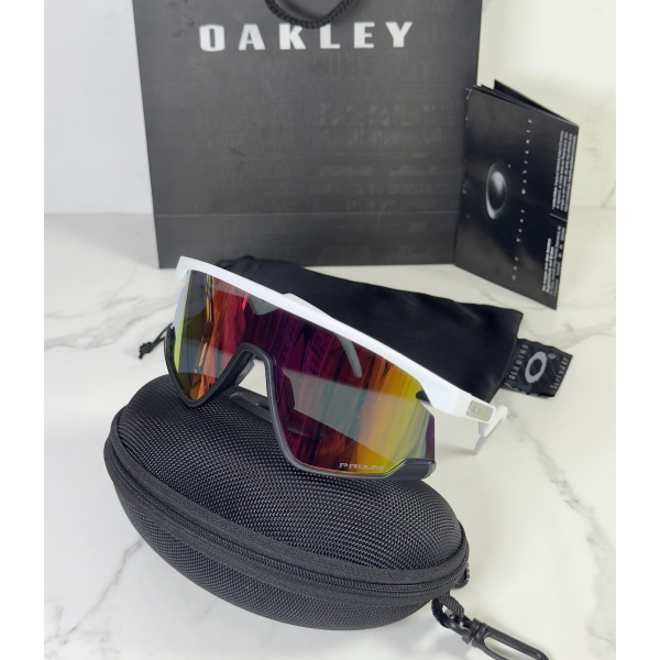 Lentes OAKLEY — Ref. LF-L235-0035 con el packaging mostrado en la fotografía