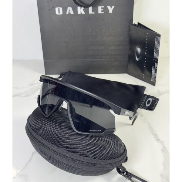 Lentes OAKLEY — Ref. LF-L235-0036 con el packaging mostrado en la fotografía