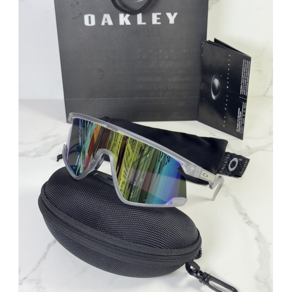 Lentes OAKLEY — Ref. LF-L235-0037 con el packaging mostrado en la fotografía