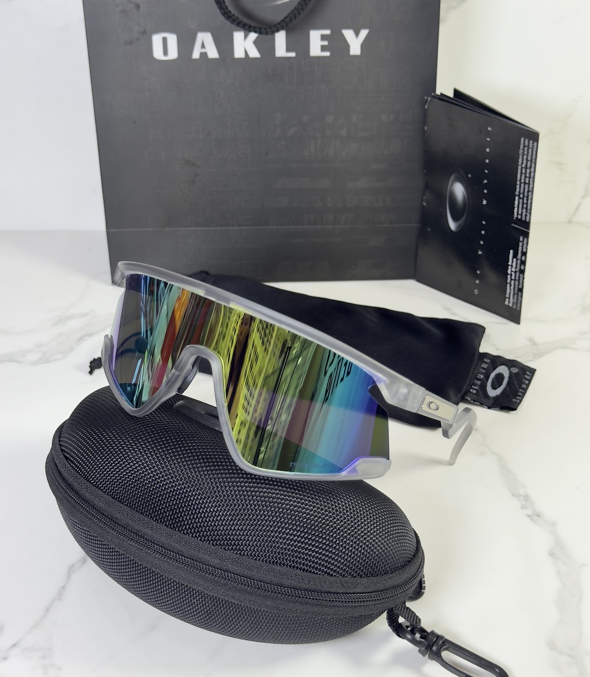 Lentes OAKLEY — Ref. LF-L235-0037 con el packaging mostrado en la fotografía