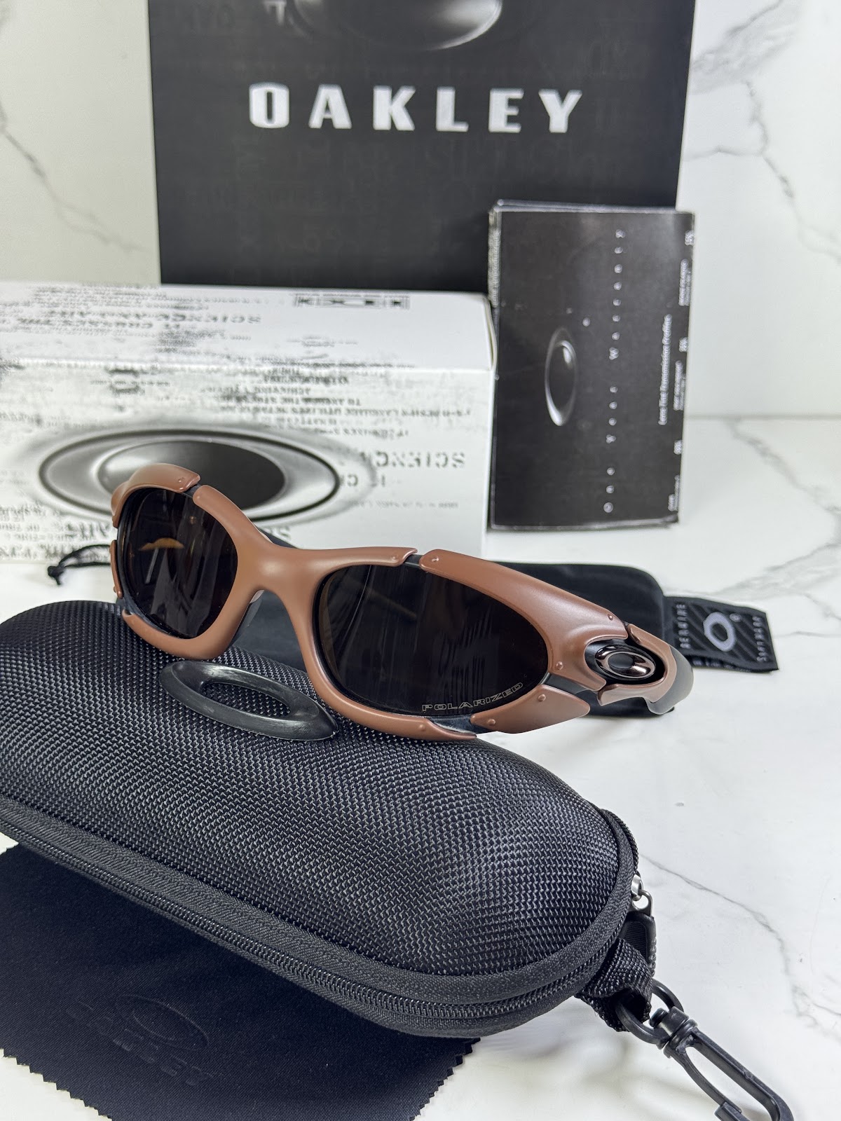 Lentes OAKLEY — Ref. LF-L235-0038 con el packaging mostrado en la fotografía