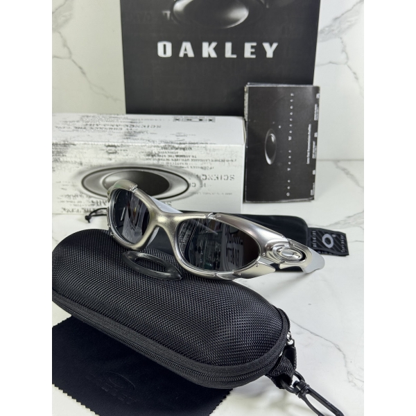 Lentes OAKLEY — Ref. LF-L235-0040 con el packaging mostrado en la fotografía