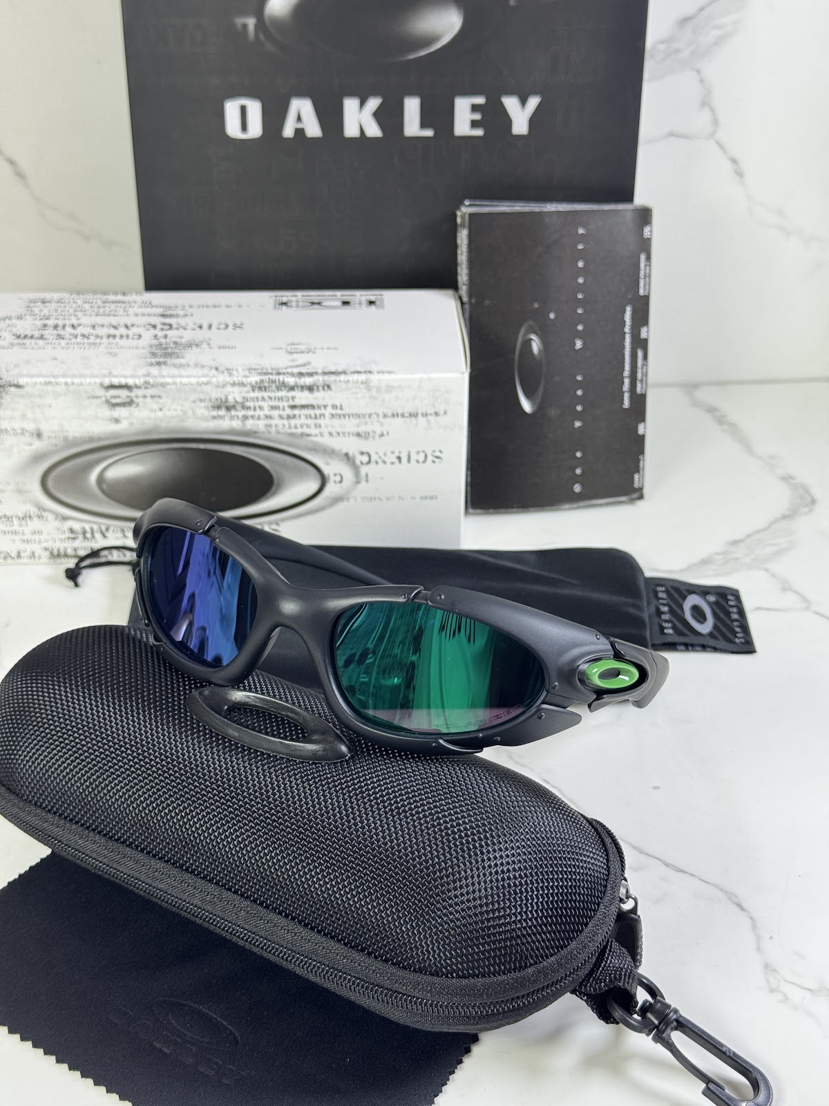 Lentes OAKLEY — Ref. LF-L235-0042 con el packaging mostrado en la fotografía