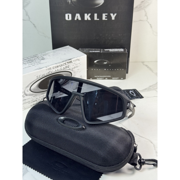 Lentes OAKLEY — Ref. LF-L235-0043 con el packaging mostrado en la fotografía