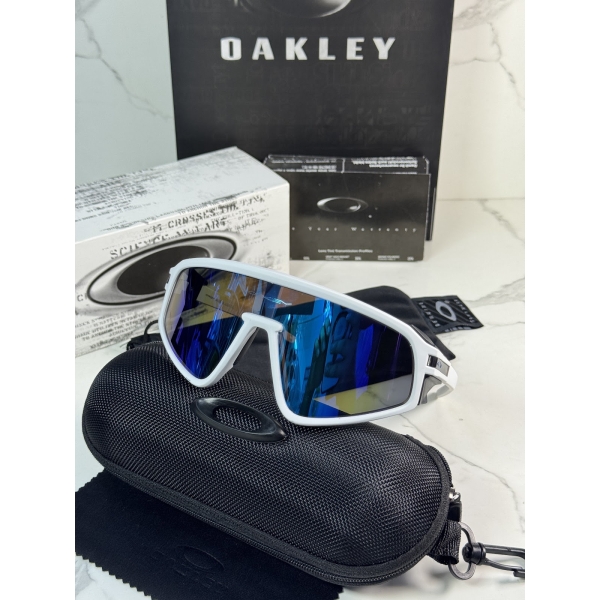 Lentes OAKLEY — Ref. LF-L235-0044 con el packaging mostrado en la fotografía