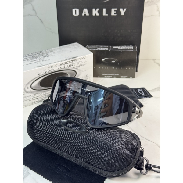 Lentes OAKLEY — Ref. LF-L235-0045 con el packaging mostrado en la fotografía