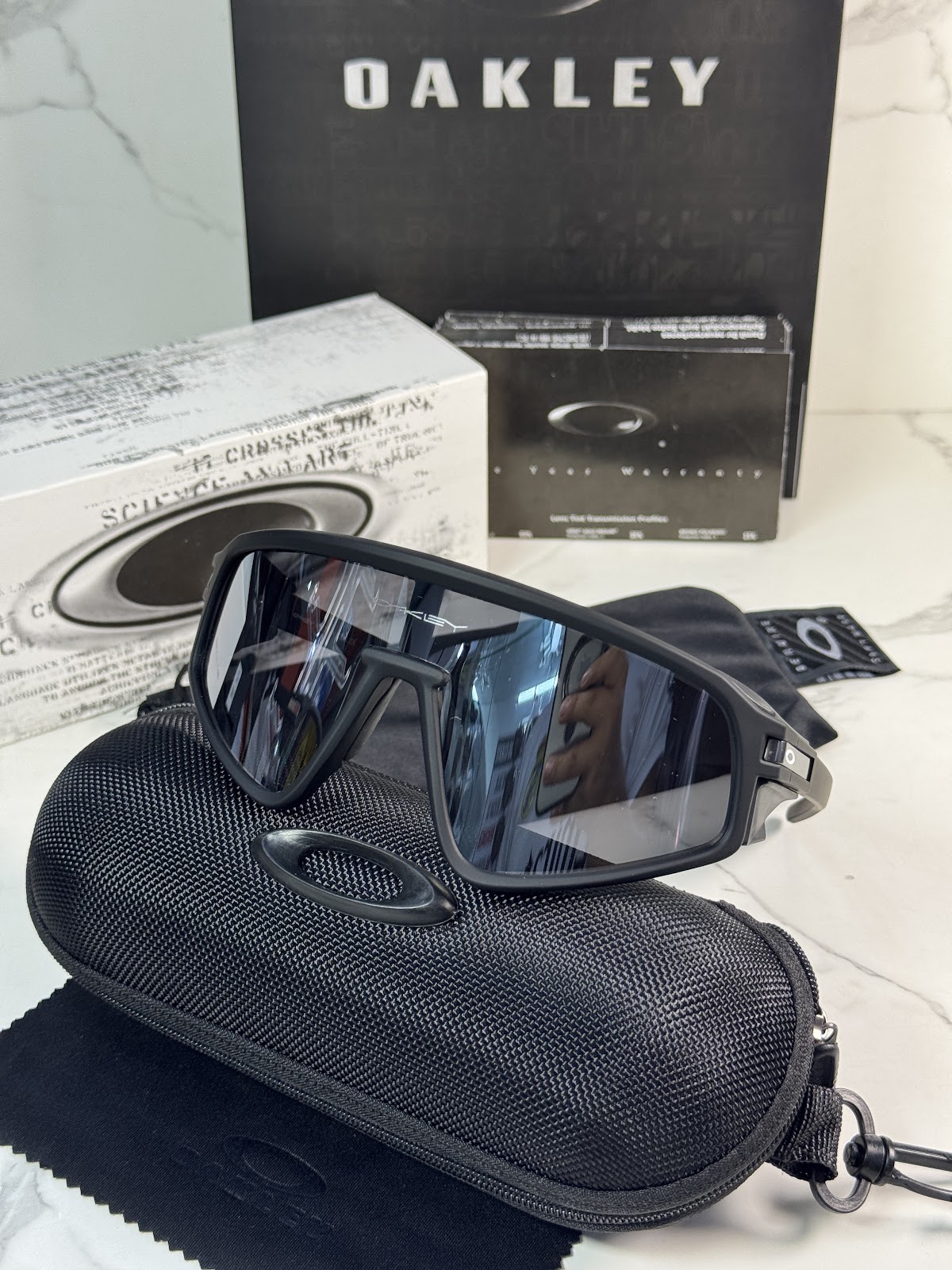 Lentes OAKLEY — Ref. LF-L235-0045 con el packaging mostrado en la fotografía