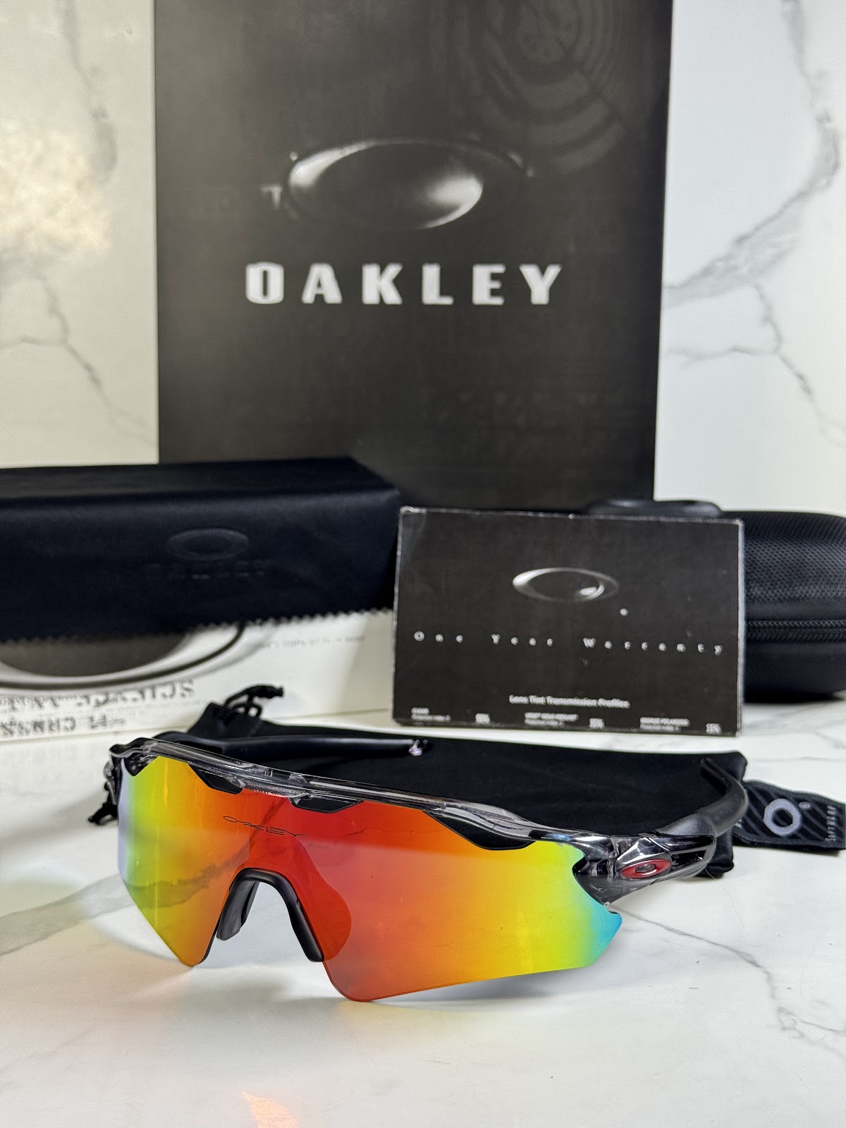 Lentes OAKLEY — Ref. LF-L235-0047 con el packaging mostrado en la fotografía