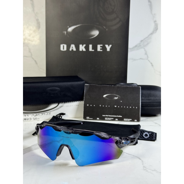 Lentes OAKLEY — Ref. LF-L235-0048 con el packaging mostrado en la fotografía