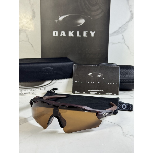 Lentes OAKLEY — Ref. LF-L235-0049 con el packaging mostrado en la fotografía