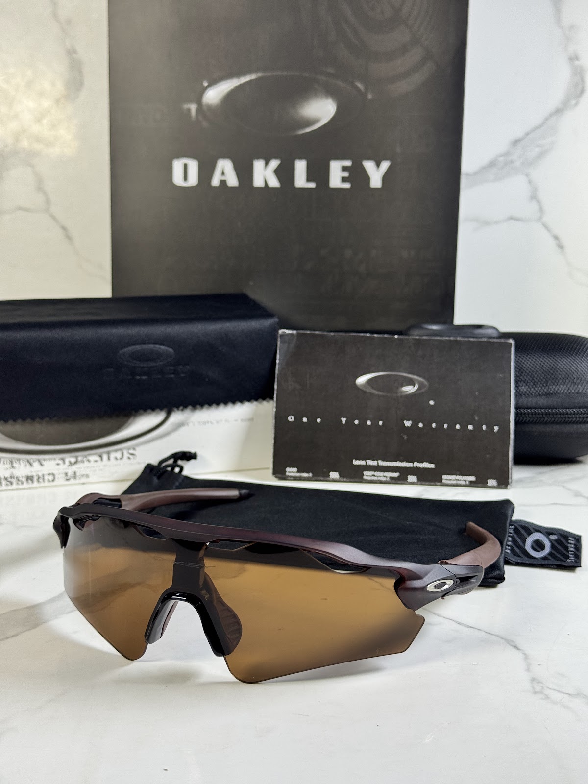 Lentes OAKLEY — Ref. LF-L235-0049 con el packaging mostrado en la fotografía
