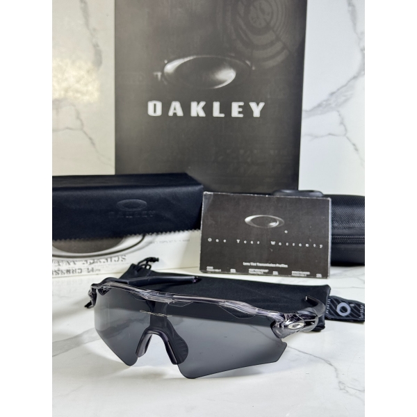Lentes OAKLEY — Ref. LF-L235-0050 con el packaging mostrado en la fotografía