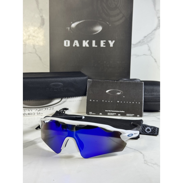 Lentes OAKLEY — Ref. LF-L235-0051 con el packaging mostrado en la fotografía