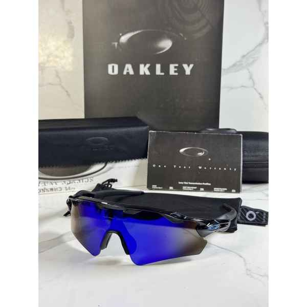 Lentes OAKLEY — Ref. LF-L235-0052 con el packaging mostrado en la fotografía