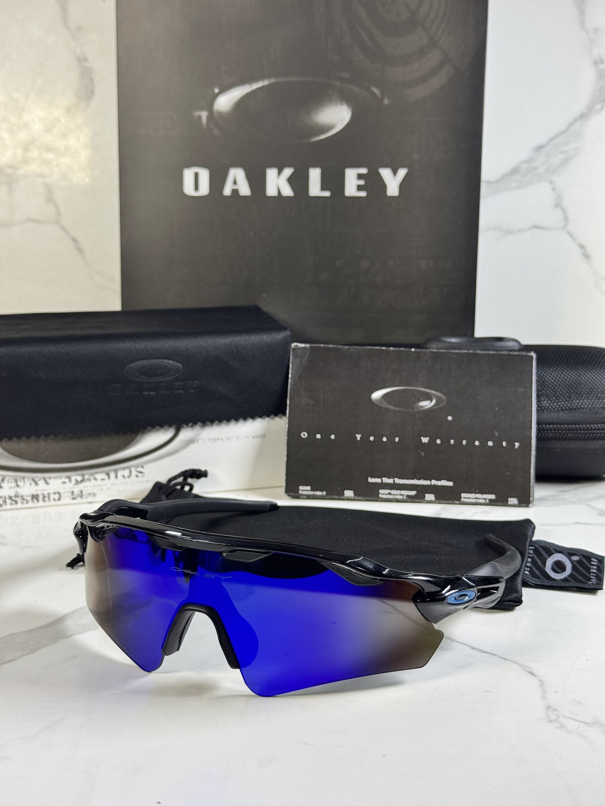 Lentes OAKLEY — Ref. LF-L235-0052 con el packaging mostrado en la fotografía
