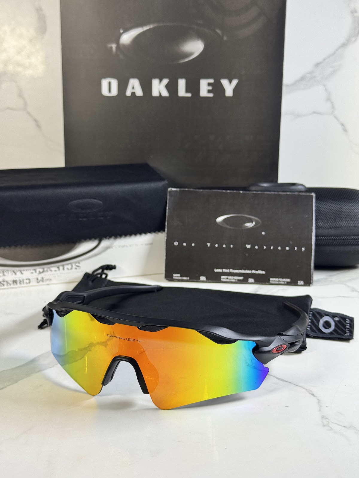 Lentes OAKLEY — Ref. LF-L235-0053 con el packaging mostrado en la fotografía