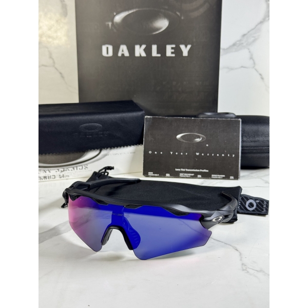 Lentes OAKLEY — Ref. LF-L235-0054 con el packaging mostrado en la fotografía