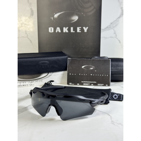 Lentes OAKLEY — Ref. LF-L235-0055 con el packaging mostrado en la fotografía