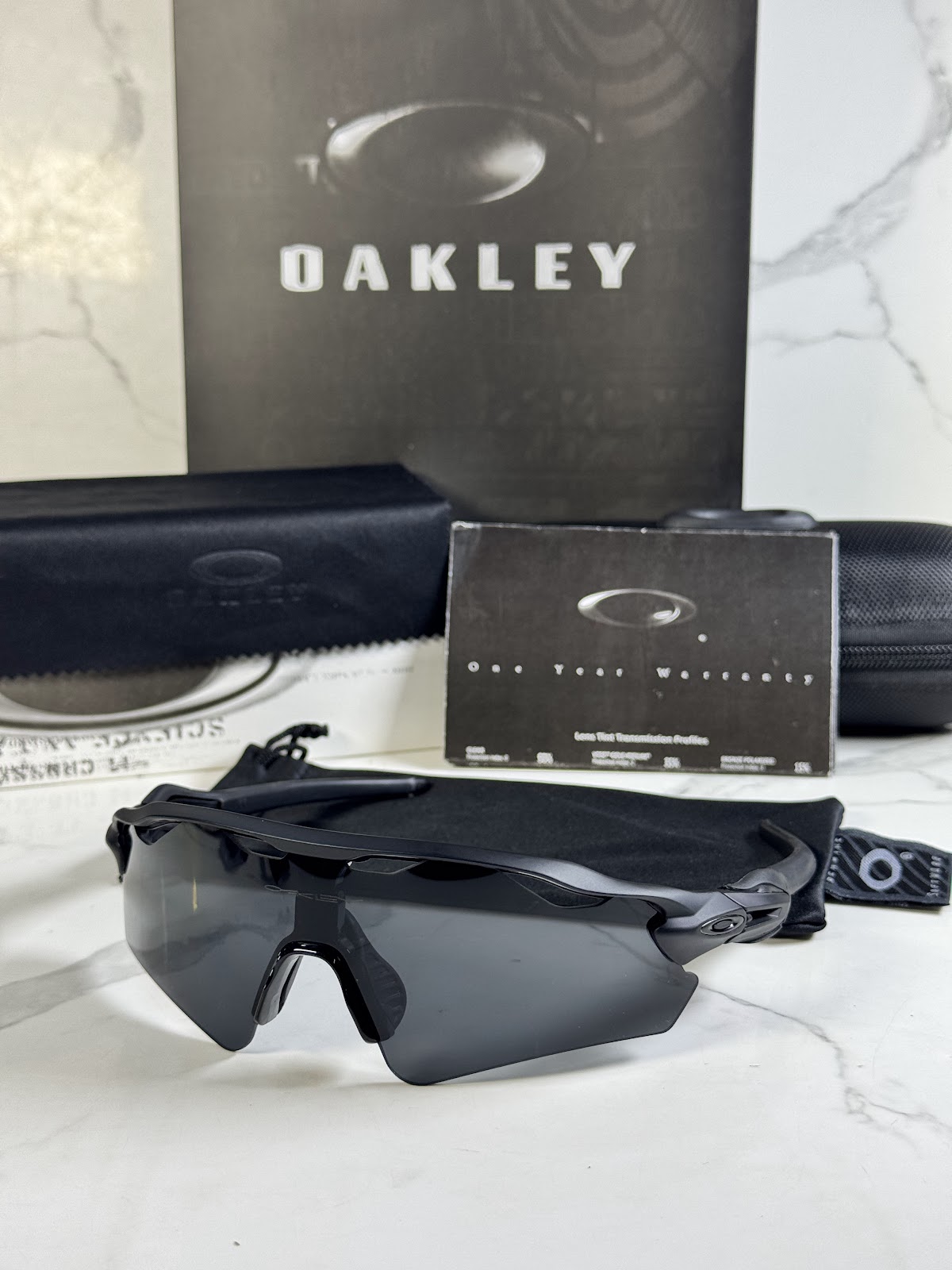 Lentes OAKLEY — Ref. LF-L235-0055 con el packaging mostrado en la fotografía