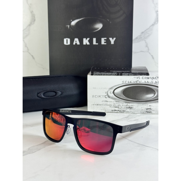 Lentes OAKLEY — Ref. LF-L235-0056 con el packaging mostrado en la fotografía