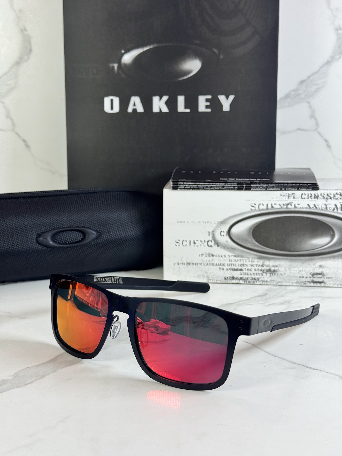 Lentes OAKLEY — Ref. LF-L235-0056 con el packaging mostrado en la fotografía