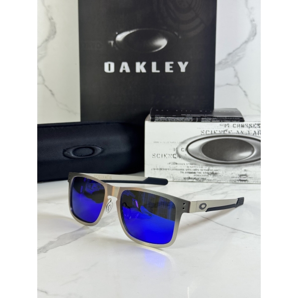 Lentes OAKLEY — Ref. LF-L235-0057 con el packaging mostrado en la fotografía