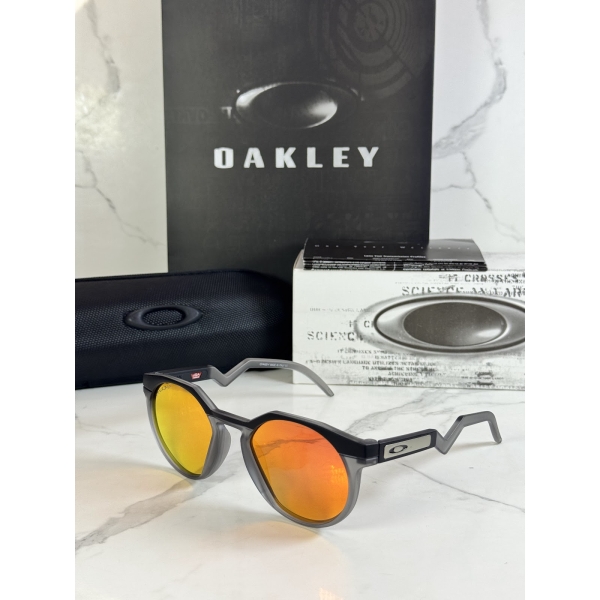Lentes OAKLEY — Ref. LF-L235-0062 con el packaging mostrado en la fotografía