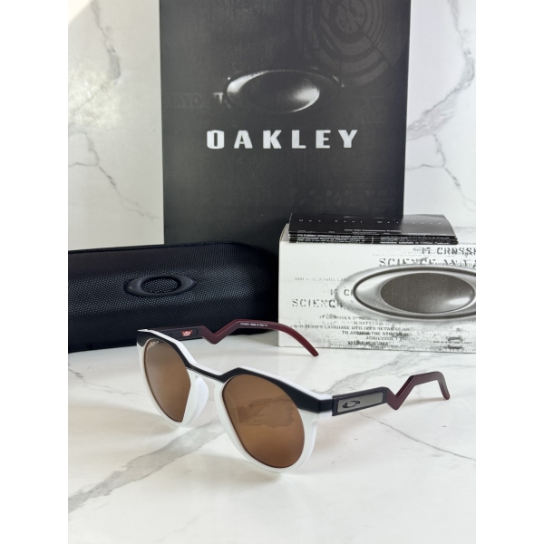Lentes OAKLEY — Ref. LF-L235-0063 con el packaging mostrado en la fotografía