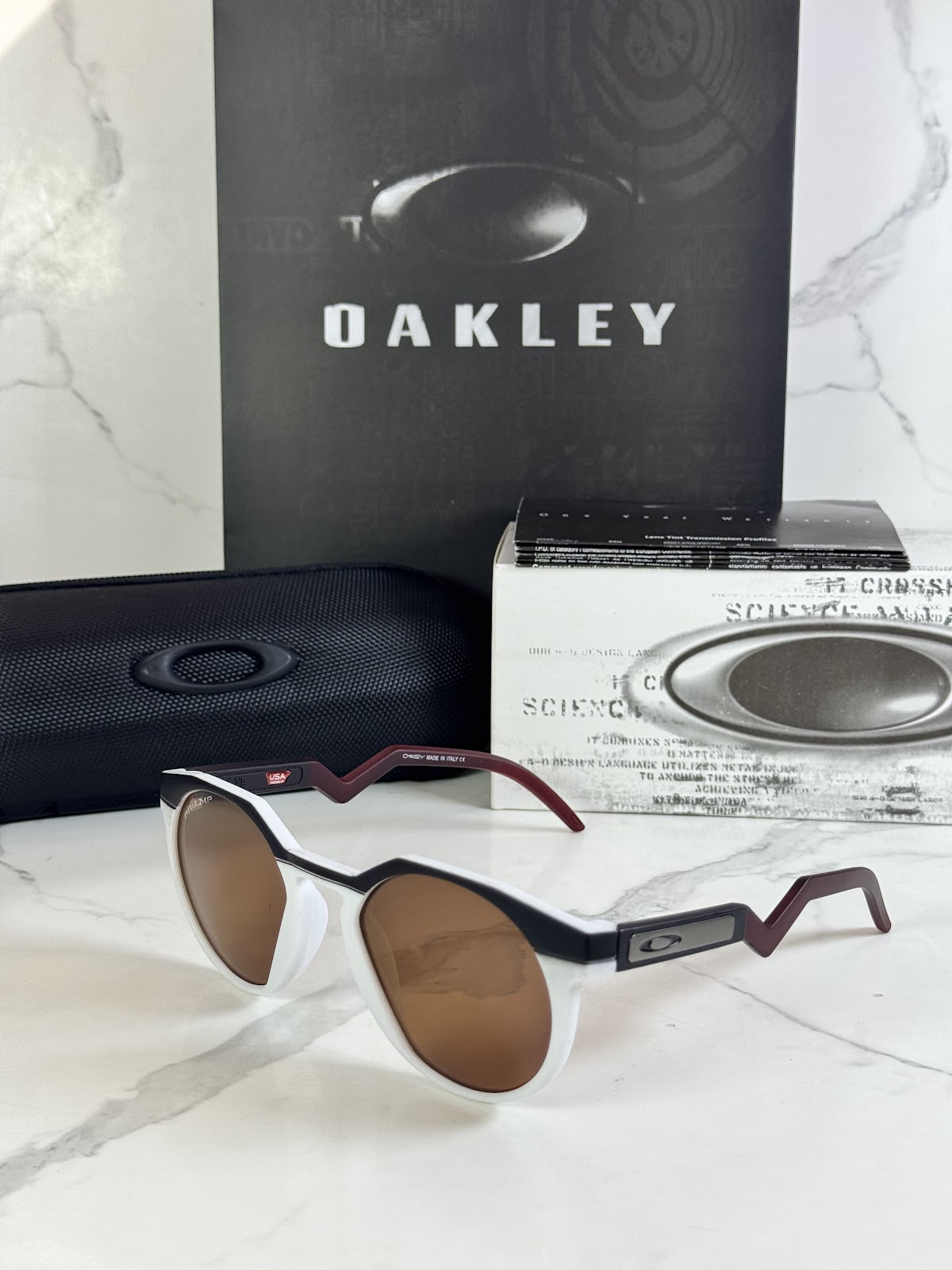 Lentes OAKLEY — Ref. LF-L235-0063 con el packaging mostrado en la fotografía