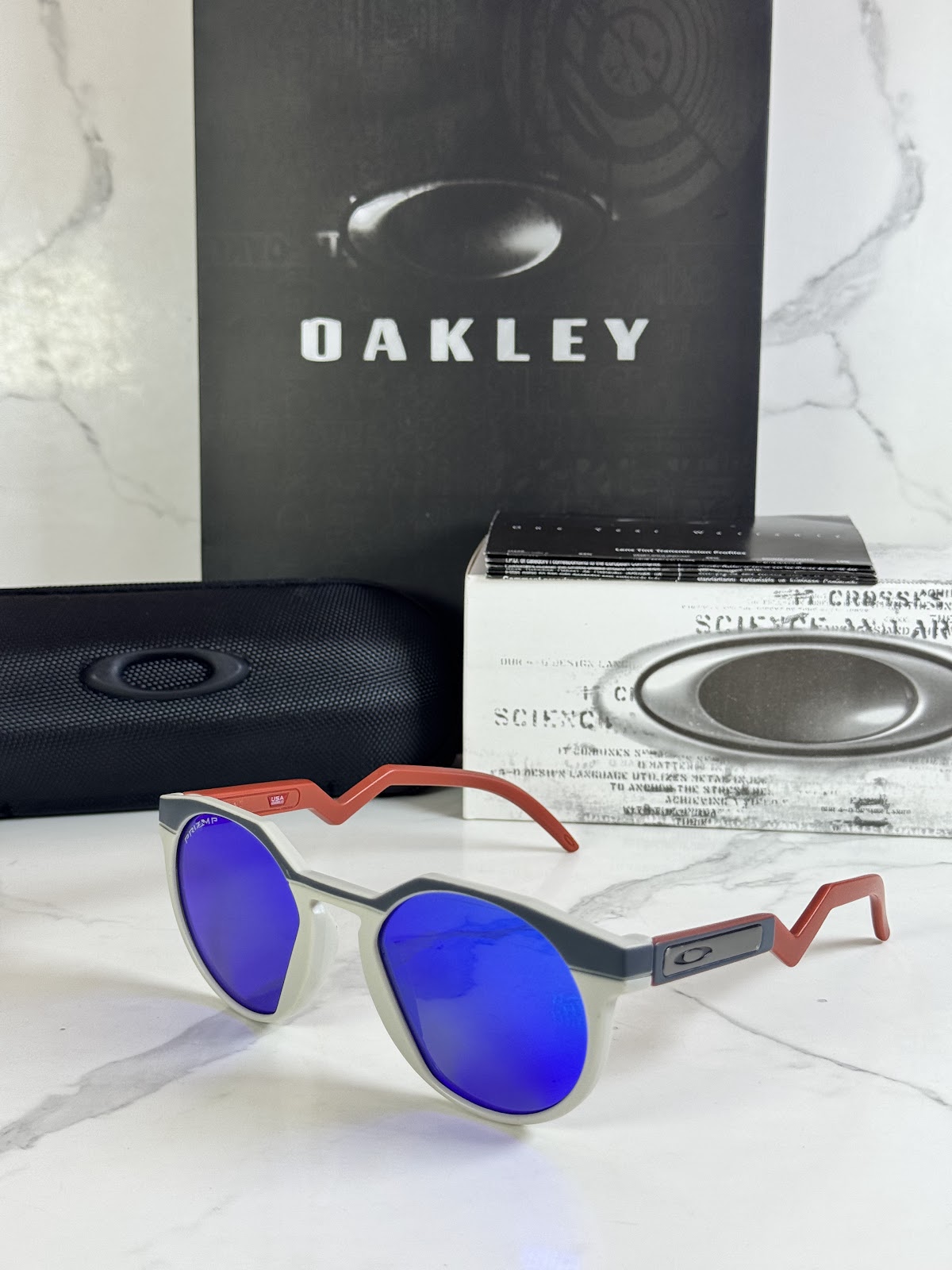 Lentes OAKLEY — Ref. LF-L235-0066 con el packaging mostrado en la fotografía