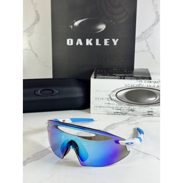 Lentes OAKLEY — Ref. LF-L235-0067 con el packaging mostrado en la fotografía