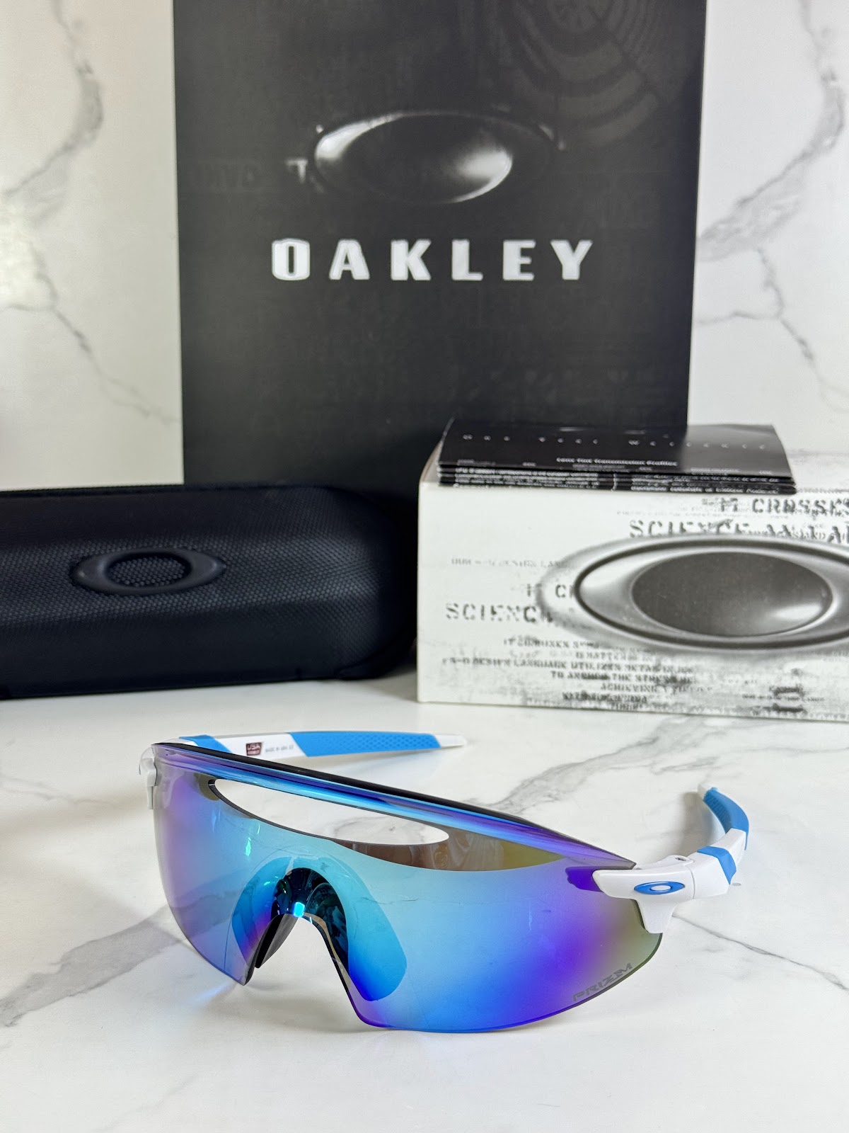Lentes OAKLEY — Ref. LF-L235-0067 con el packaging mostrado en la fotografía