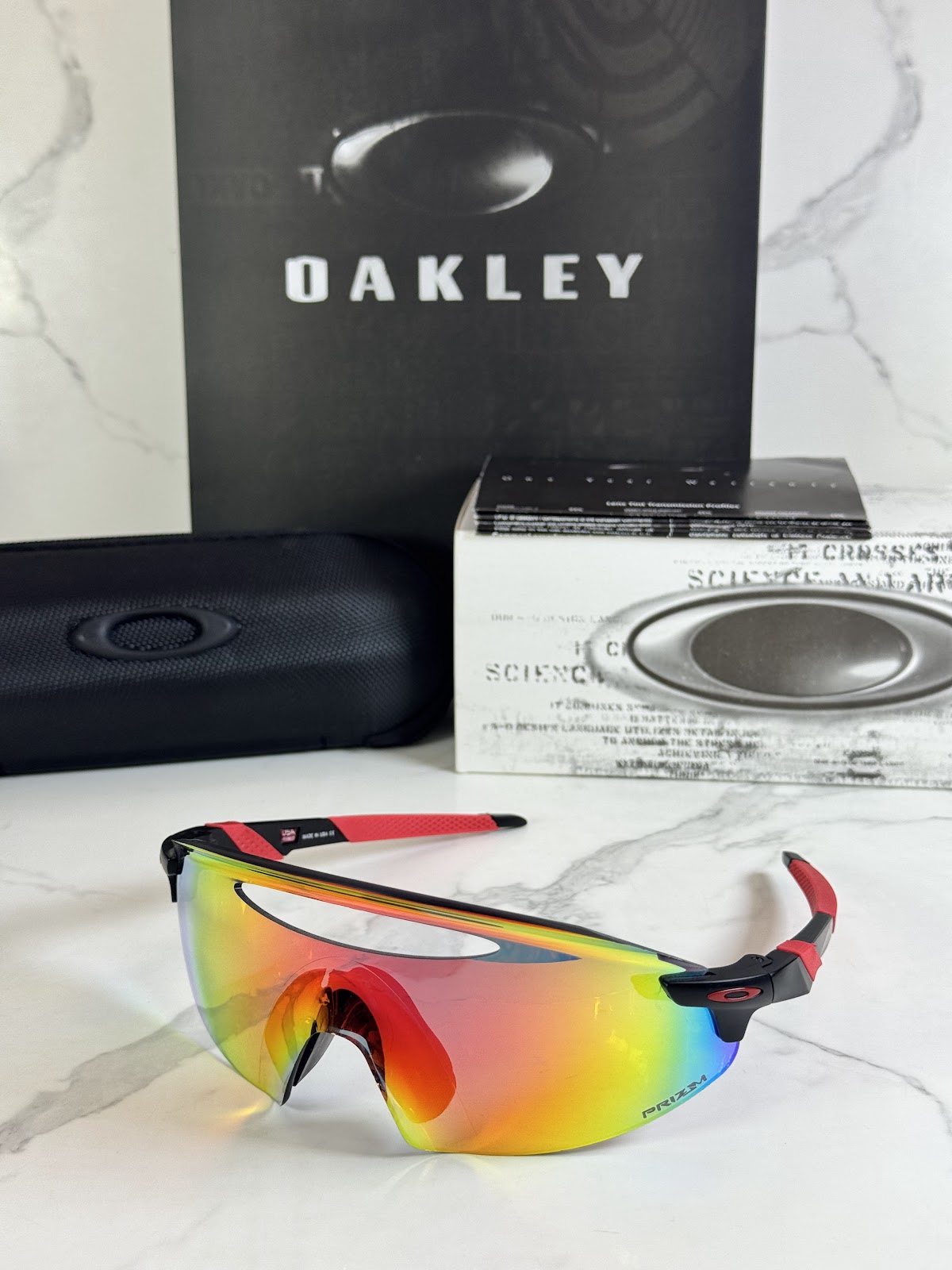 Lentes OAKLEY — Ref. LF-L235-0068 con el packaging mostrado en la fotografía