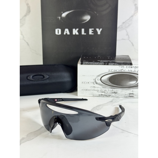 Lentes OAKLEY — Ref. LF-L235-0069 con el packaging mostrado en la fotografía
