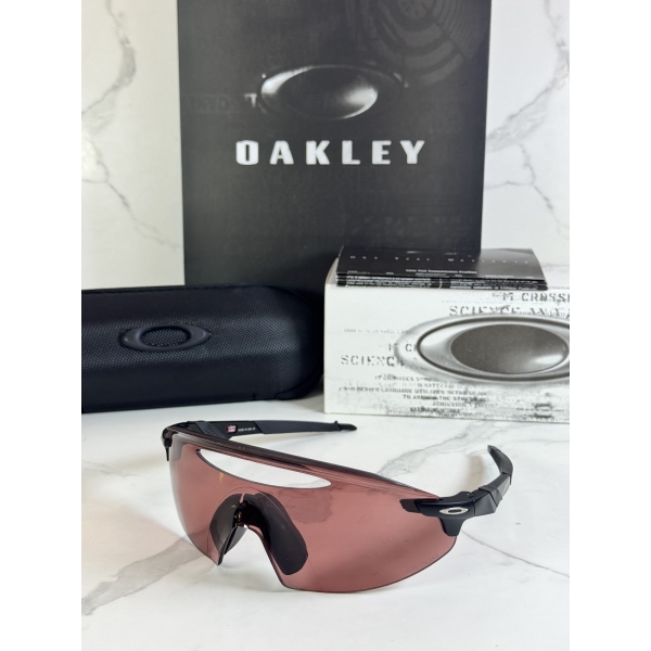 Lentes OAKLEY — Ref. LF-L235-0070 con el packaging mostrado en la fotografía