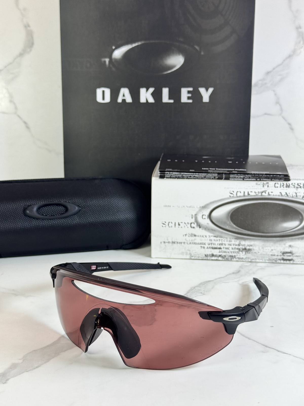Lentes OAKLEY — Ref. LF-L235-0070 con el packaging mostrado en la fotografía