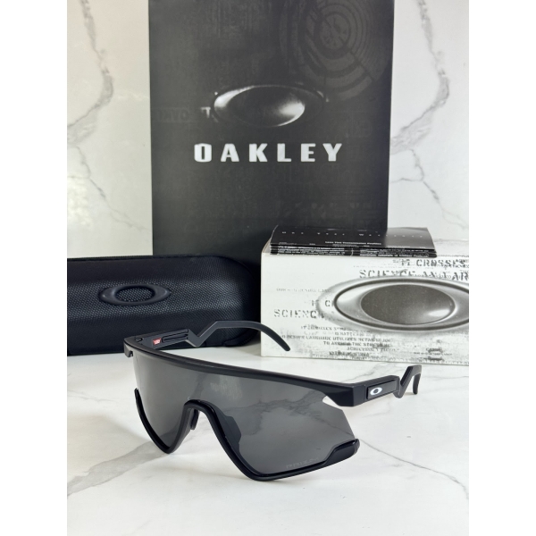 Lentes OAKLEY — Ref. LF-L235-0071 con el packaging mostrado en la fotografía