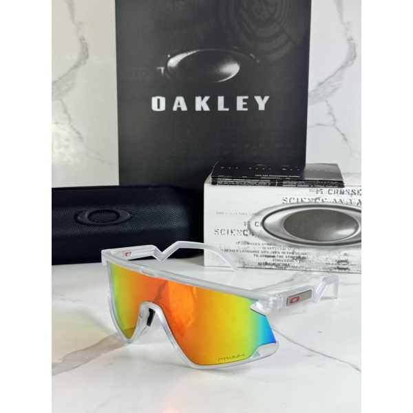 Lentes OAKLEY — Ref. LF-L235-0072 con el packaging mostrado en la fotografía