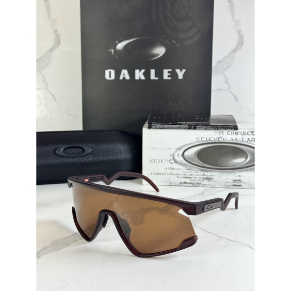 Lentes OAKLEY — Ref. LF-L235-0073 con el packaging mostrado en la fotografía