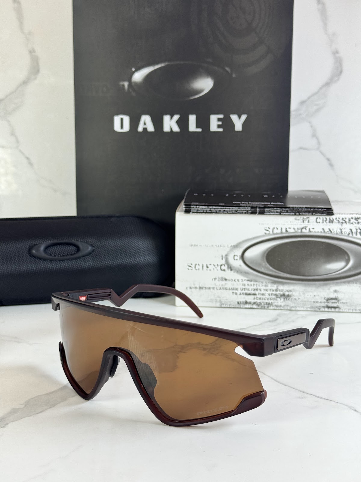 Lentes OAKLEY — Ref. LF-L235-0073 con el packaging mostrado en la fotografía