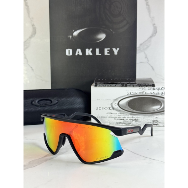 Lentes OAKLEY — Ref. LF-L235-0075 con el packaging mostrado en la fotografía