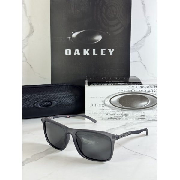 Lentes OAKLEY — Ref. LF-L235-0076 con el packaging mostrado en la fotografía
