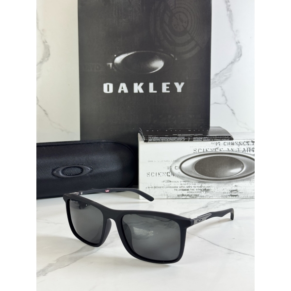 Lentes OAKLEY — Ref. LF-L235-0077 con el packaging mostrado en la fotografía