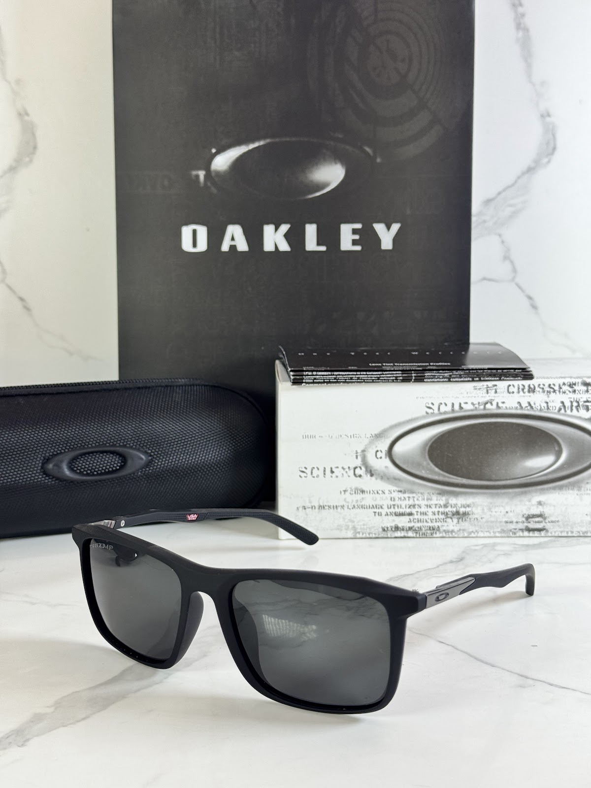 Lentes OAKLEY — Ref. LF-L235-0077 con el packaging mostrado en la fotografía
